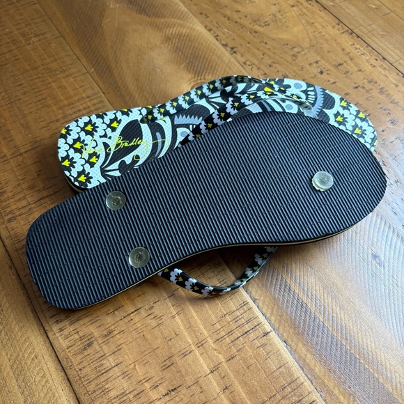 Vera Bradley Black and Yellow Floral Flip Flops Like New - Picture 3 of 3
